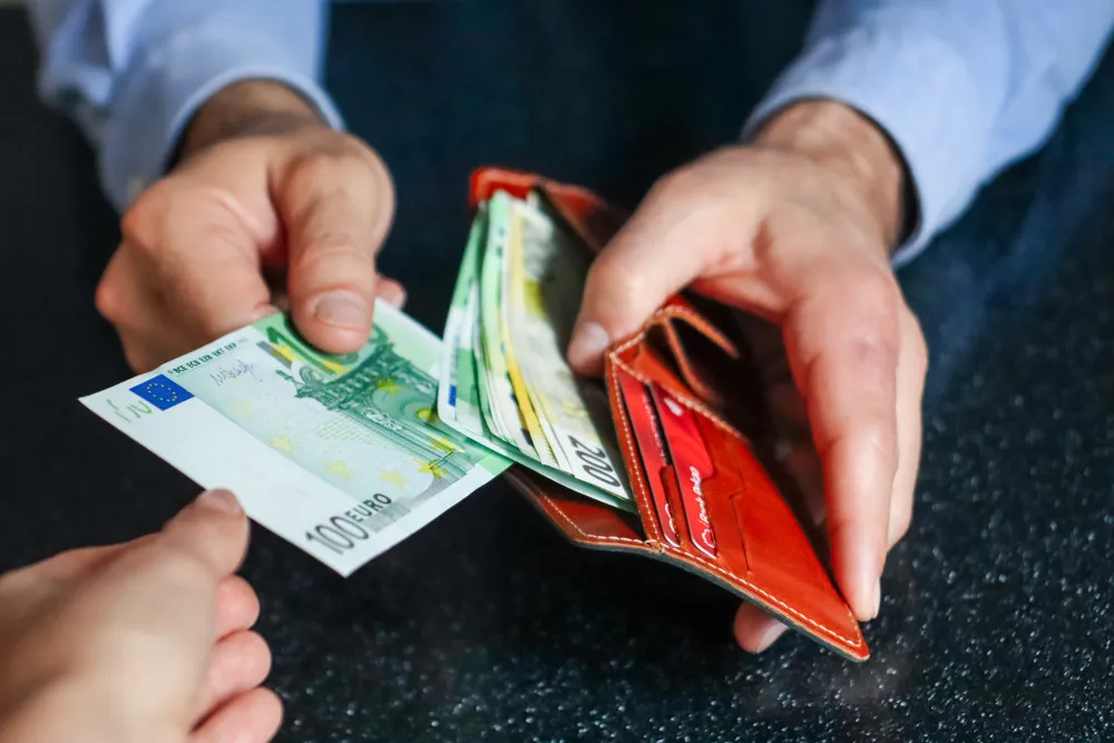 Combien d’argent faut-il pour arrêter de travailler définitivement : guide chiffré et plan d’action