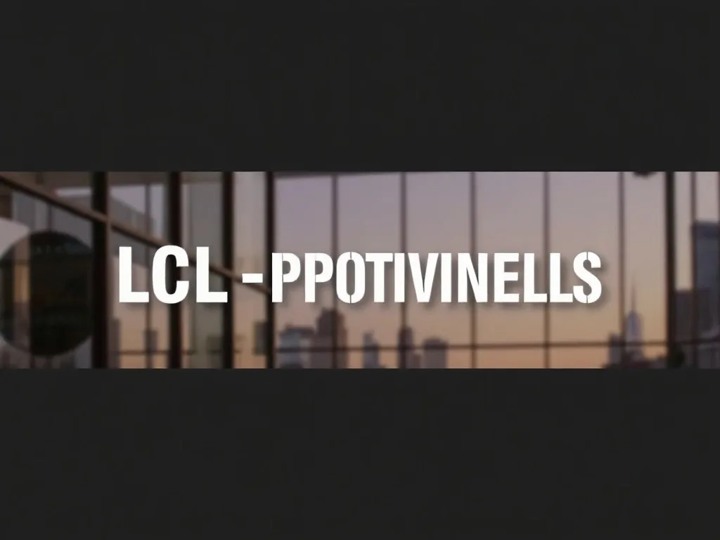 Un particulier LCL vérifie son application mobile devant une agence au logo arc-en-ciel